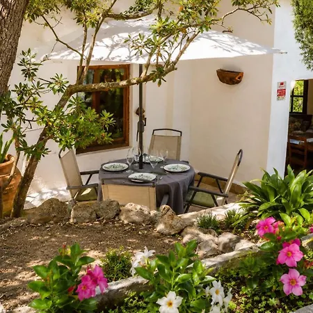 펜션 Cala Canyelles & Private With Garden